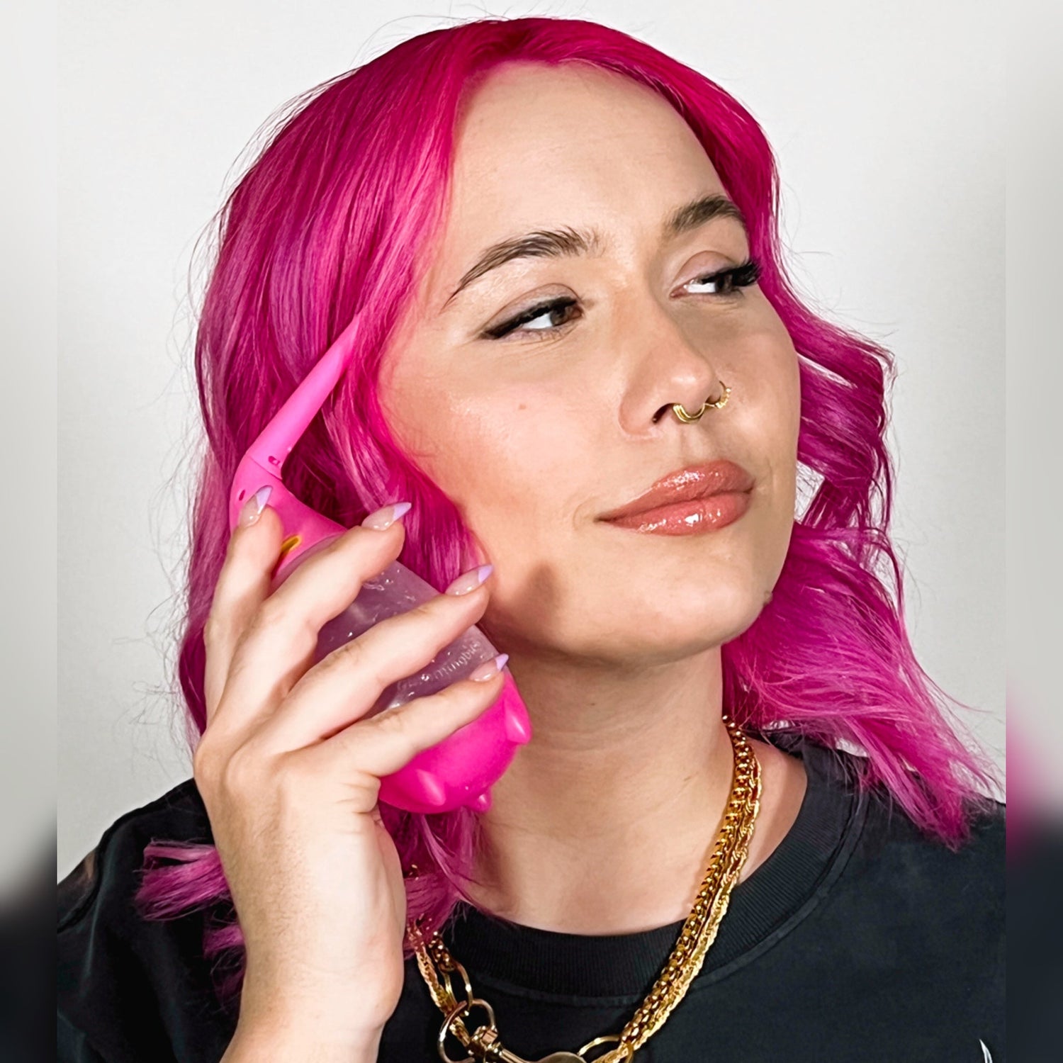 Using the Hummingbird hair dye applicator to keep hair color fresh